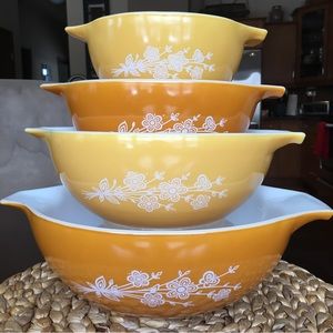 PYREX Butterfly gold Set of 4 Cinderella Nesting bowls